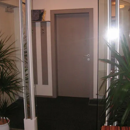 贝里恩沃农派利酒店 *